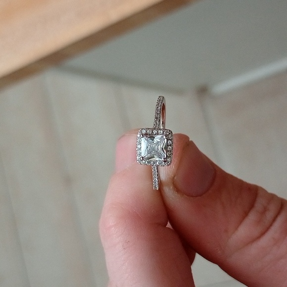 Engagement or promise ring - Picture 1 of 3